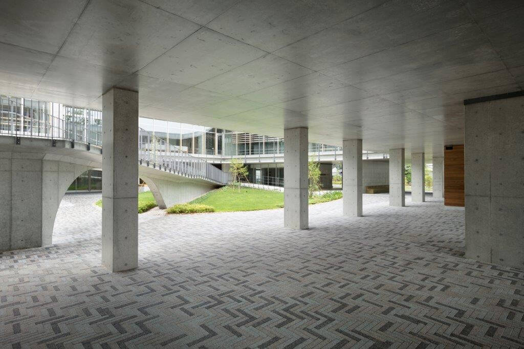 美波町医療保健センターの広々としたピロティ